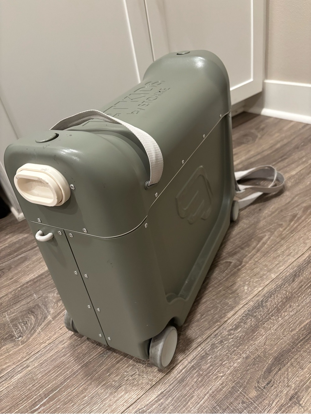 Stokke Jet Kids Ride-On Suitcase in Sage Green